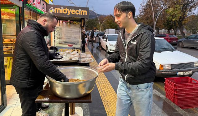 Tokat’ta Şehitler İçin Helva Dağıtıldı