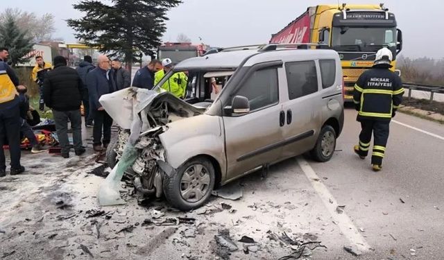 Tokat’ta Tırla Çarpışan Hafif Ticari Araç Alevlere Teslim Oldu, 5 Yaralı