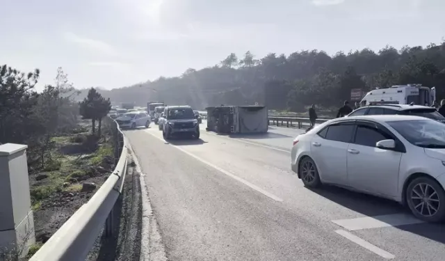 Zincirleme Kaza: Kamyonet Devrildi, Sürücü Sıkıştı