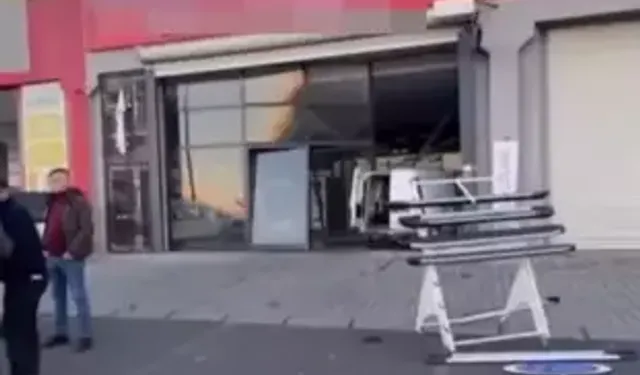 Diyarbakır’da Araç Dükkanın İçine Girdi