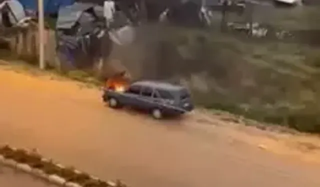 Otomobil Alev Aldı, Sürücü Kovayla Söndürdü