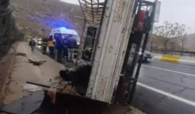 Kamyonet Devrildi: Sürücü Yaralı