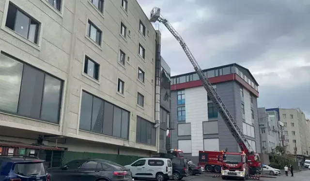 Otelde Yangın: 15 Kişi Tahliye Edildi, 1 Yaralı