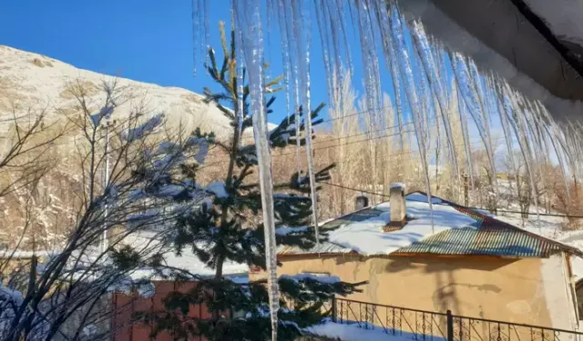 Dondurucu Soğuk: Çatılarda 2 Metrelik Buz Sarkıtları