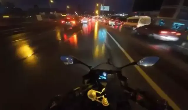 Motosiklet Kamyonetin Altına Girdi: 2 Kişi Hafif Yaralandı