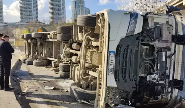 Hafriyat Kamyonu Refüje Çarpıp Karşı Şeride Devrildi