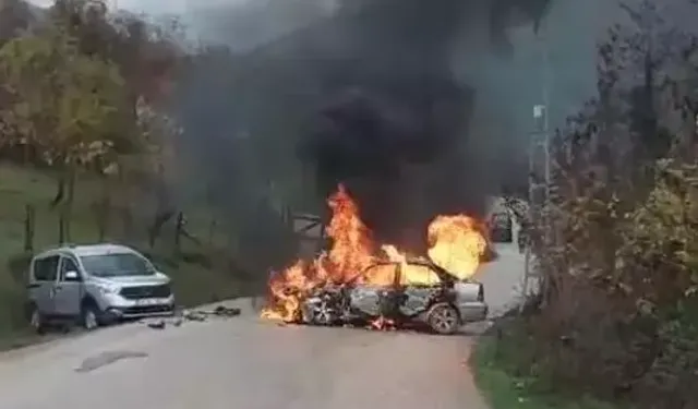 Kafa Kafaya Çarpışma: Otomobil Alev Aldı, 2 Yaralı