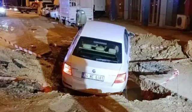 Altyapı Çalışması Yapılan Sokakta Otomobil Çukura Düştü