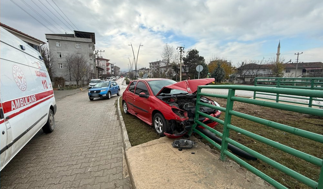 Erbaa’da Kavşakta Çarpışan İki Araçtan Biri Bariyerlere Girdi