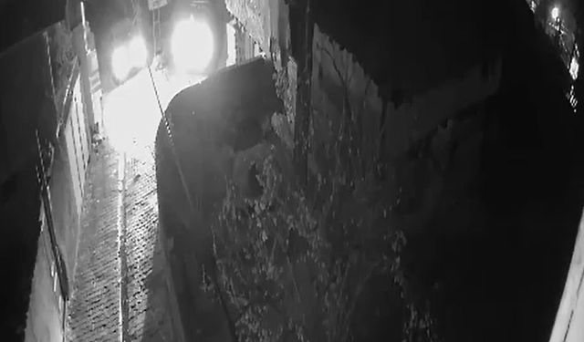 Tokat’ta Kamyonetin Park Halindeki Otomobile Çarptığı Kaza Kamerada