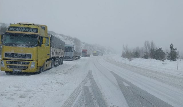 Tokat-Sivas Kara Yolunda Kar Yağışı Nedeniyle Ulaşım Aksadı