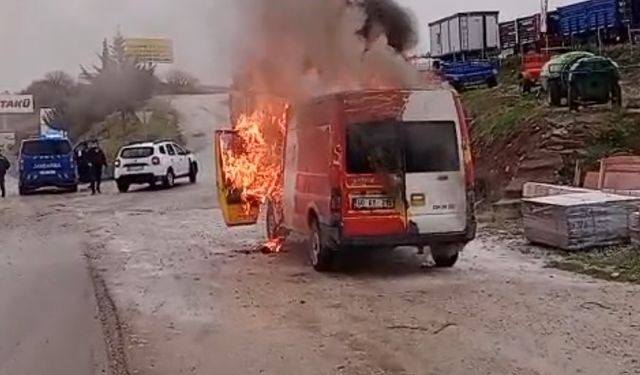 Erbaa’da Kargo Minibüsü Alev Alev Yandı