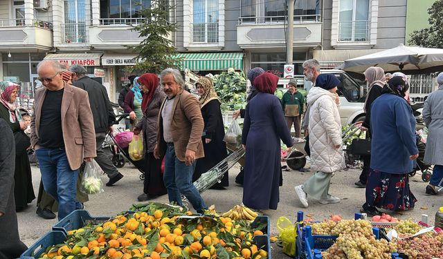 Erbaa Salı Pazarında Yoğunluk: Sebze ve Meyve Fiyatları Düşünce İlgi Arttı