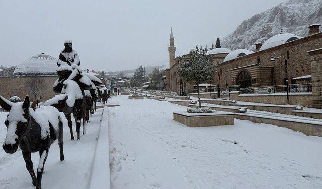 Tokat’ta Kar Mesaisi Eğlenceye Dönüştü: Tarihi Kent Beyaza Büründü!