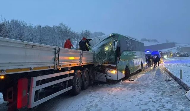 Tokat’ta Karla Kaplı Yolda Otobüs, TIR’a Çarptı: 7 Kişi Yaralı