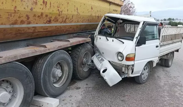 Kamyonet Park Halindeki Dorseye Çarptı
