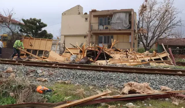 Denizli’de Kuvvetli Fırtına Hayatı Felç Etti