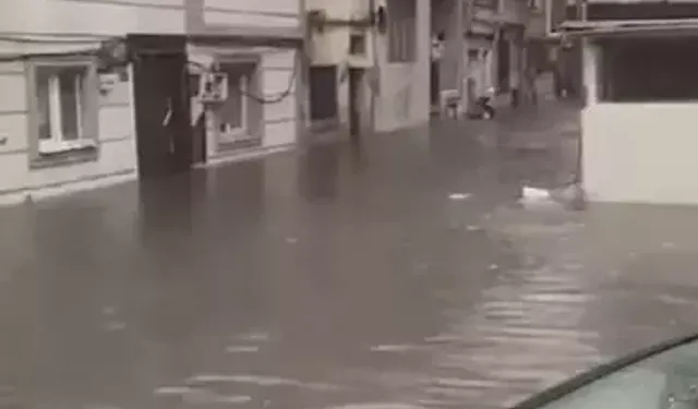 İstanbul’da Kuvvetli Rüzgar ve Sağanak Hayatı Felç Etti