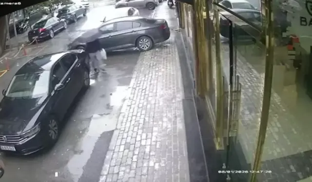 Güngören’de Çatı Araçların Üzerine Düştü