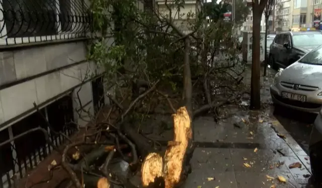 İstanbul’da Fırtına ve Sel Hayatı Olumsuz Etkiledi