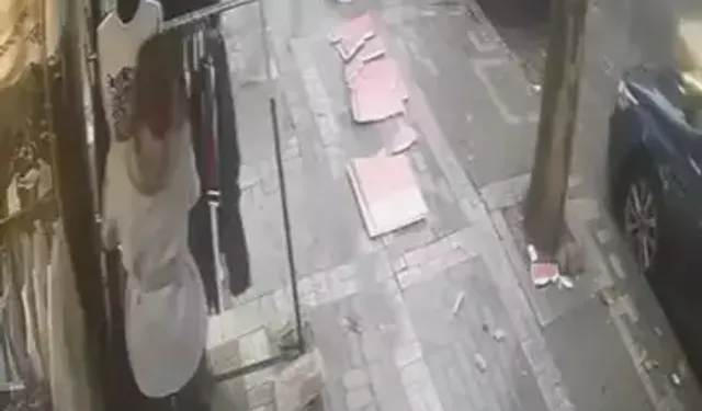 Avcılar’da Fırtına Faciası: Çatı Parçaları Yola Düştü