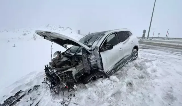 Erciyes Yolunda Refüje Çarpan Araçta 3 Yaralı