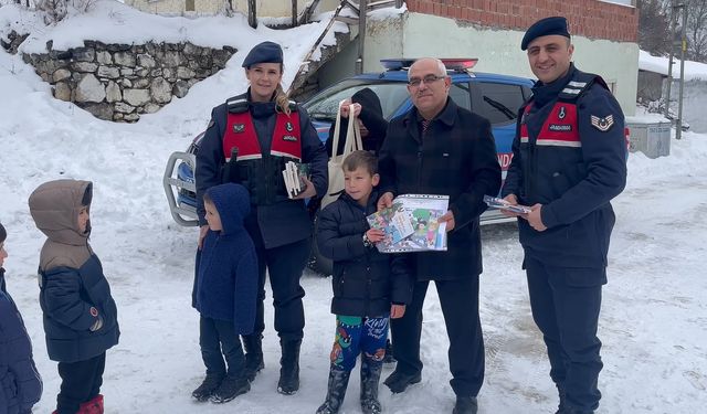 Tokat’ta Kar Nedeniyle Okula Gidemeyen Öğrencilere Jandarma Karnelerini Teslim Etti