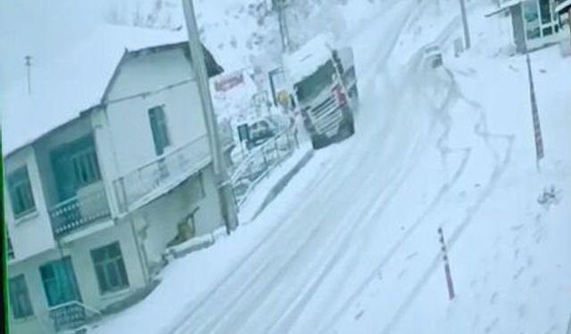 Tokat’ta Faciadan Dönüldü! Kontrolden Çıkan Dev TIR Eve Böyle Daldı