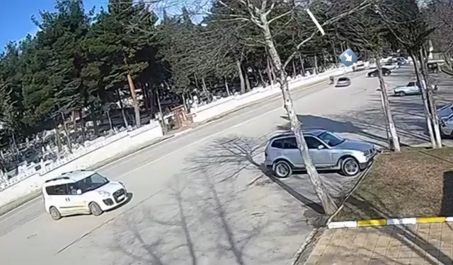 Erbaa’da Kaldırımdan Yola İnen Kişiye Otomobil Çarptı, O Anlar Kamerada