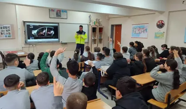 Jandarmadan Öğrenci ve Öğretmenlere Trafik Eğitimi