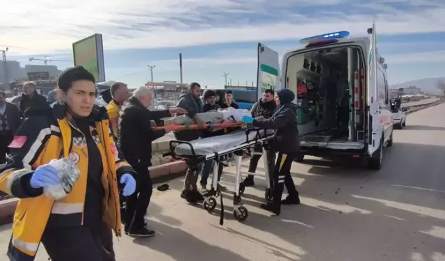 Otomobil ile Motosiklet Çarpıştı: Baba ve Oğlu Yaralandı