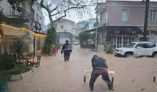 Çeşme’de Sağanak Hayatı Durdurdu