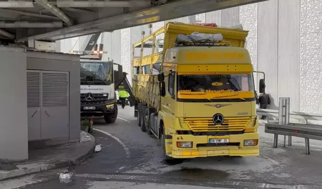 Fatih’te Üst Geçide Çarpan TIR 5 Saatte Kurtarıldı