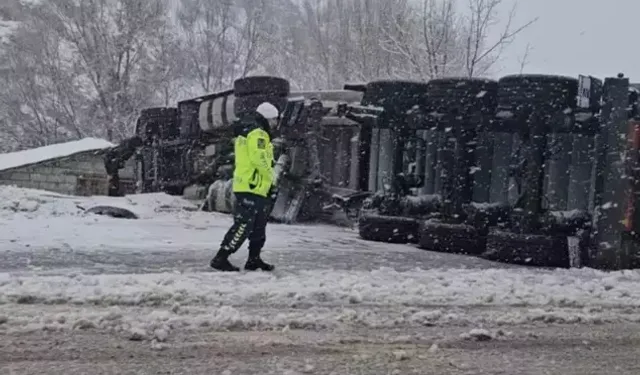 Bingöl’de TIR Kazası: Sürücü Yaralandı