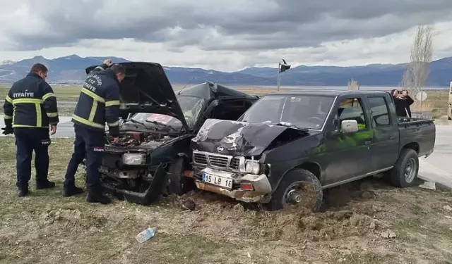 Burdur’da Kamyonet ile Otomobil Çarpıştı: 3 Yaralı