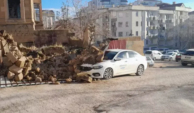 Tarihi Duvar Otomobilin Üzerine Çöktü