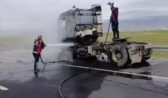 Seyir Halindeki TIR Alev Aldı: Araç Kullanılamaz Hale Geldi