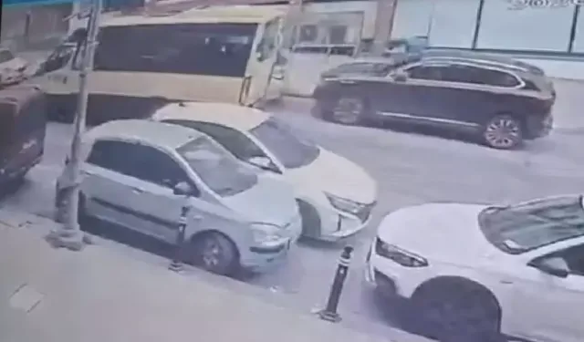 Kiralık Araç İki Araca Çarptı, Polisten Kaçtı