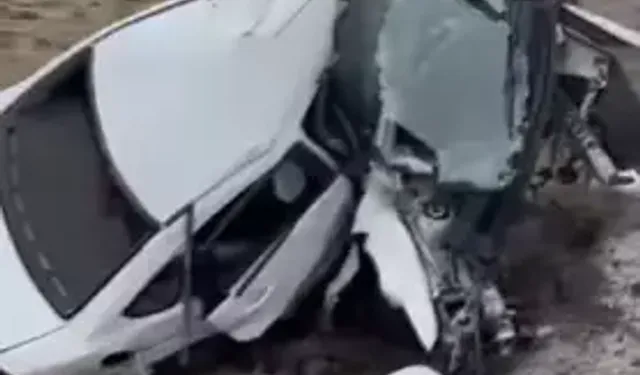 Kayseri-Develi Yolunda Otomobil Direğe Çarptı: Sürücü Yaralı