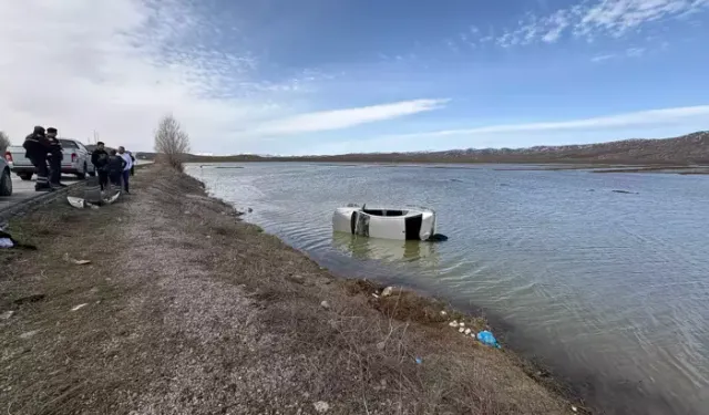 Sivas’ta Yol Kenarındaki Suya Kapılan Otomobil Devrildi