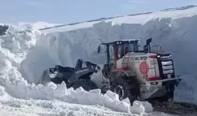 Hakkari’de Değil Tokat’ta Çekildi: Kar Kütleleri Kepçelerin Boyunu Aştı!