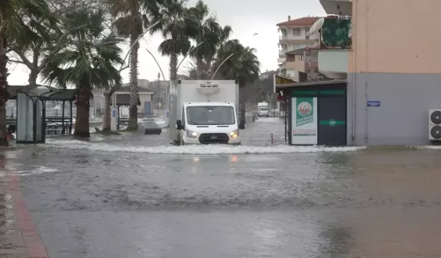 Gölcük’te Lodos Denizi Taşırdı, Sahil Sular Altında Kaldı