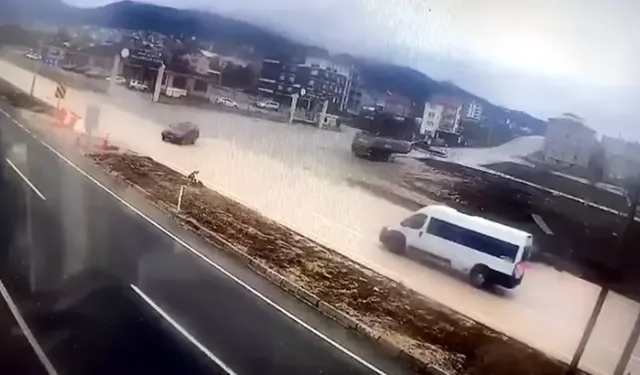 Gerede’de Feci Kaza: Minibüs Otomobile Çarptı