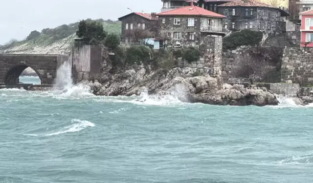 Amasra’da Kuvvetli Rüzgar ve Yüksek Dalgalar