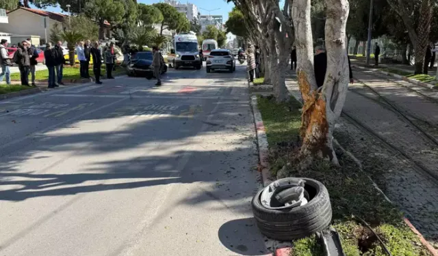 Antalya’da Kontrolden Çıkan Otomobil Ağaca Çarptı: 2 Yaralı