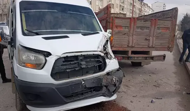 Elazığ’da Kamyonet ile Öğrenci Servisi Çarpıştı: 9 Yaralı