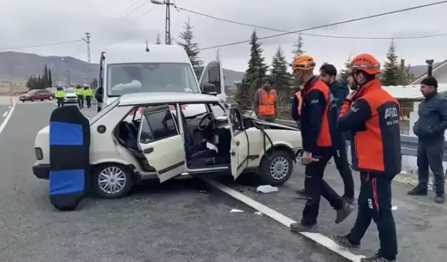 Yolcu Minibüsü ve Otomobil Çarpıştı: 4 Kişi Yaralandı