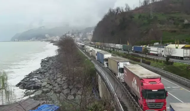 Sarp Sınır Kapısı’nda TIR Şoförleri Yol Kenarında İftar Açtı