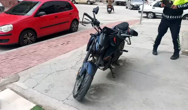 Motosiklet Sürücüsü Otomobille Çarpıştı, Yaralandı