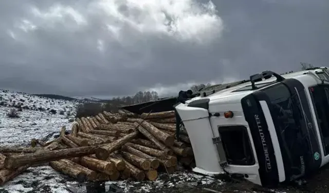 TIR Devrildi, Sürücü İtfaiye Tarafından Kurtarıldı